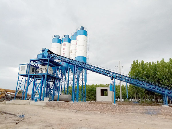 商丘引进爱游戏·体育-爱游戏(中国)90混凝土搅拌站的工作现场